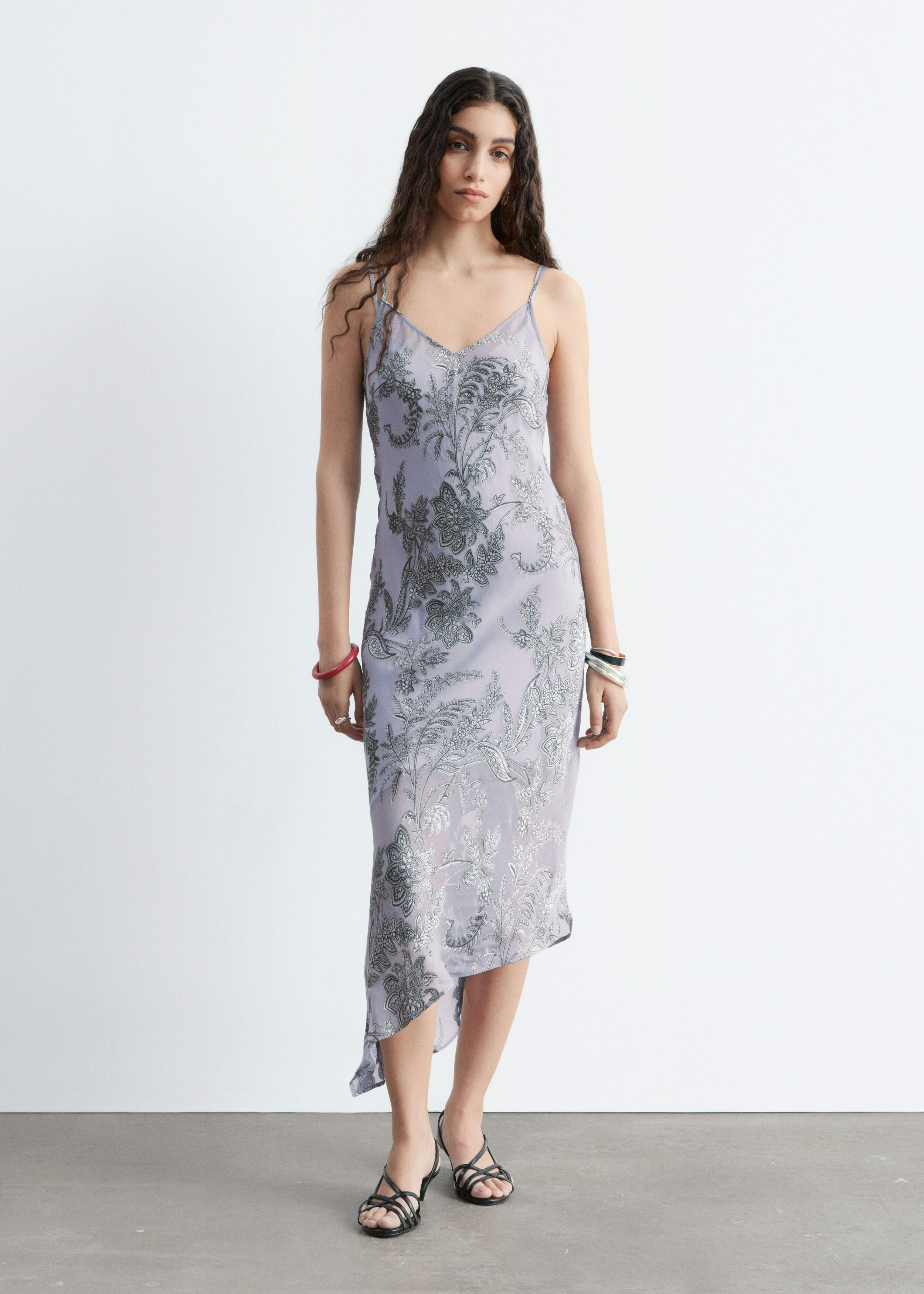 앤아더스토리즈 플로럴 스트랩 미디 드레스의 그레이/플로럴컬러 ECOMLook입니다.