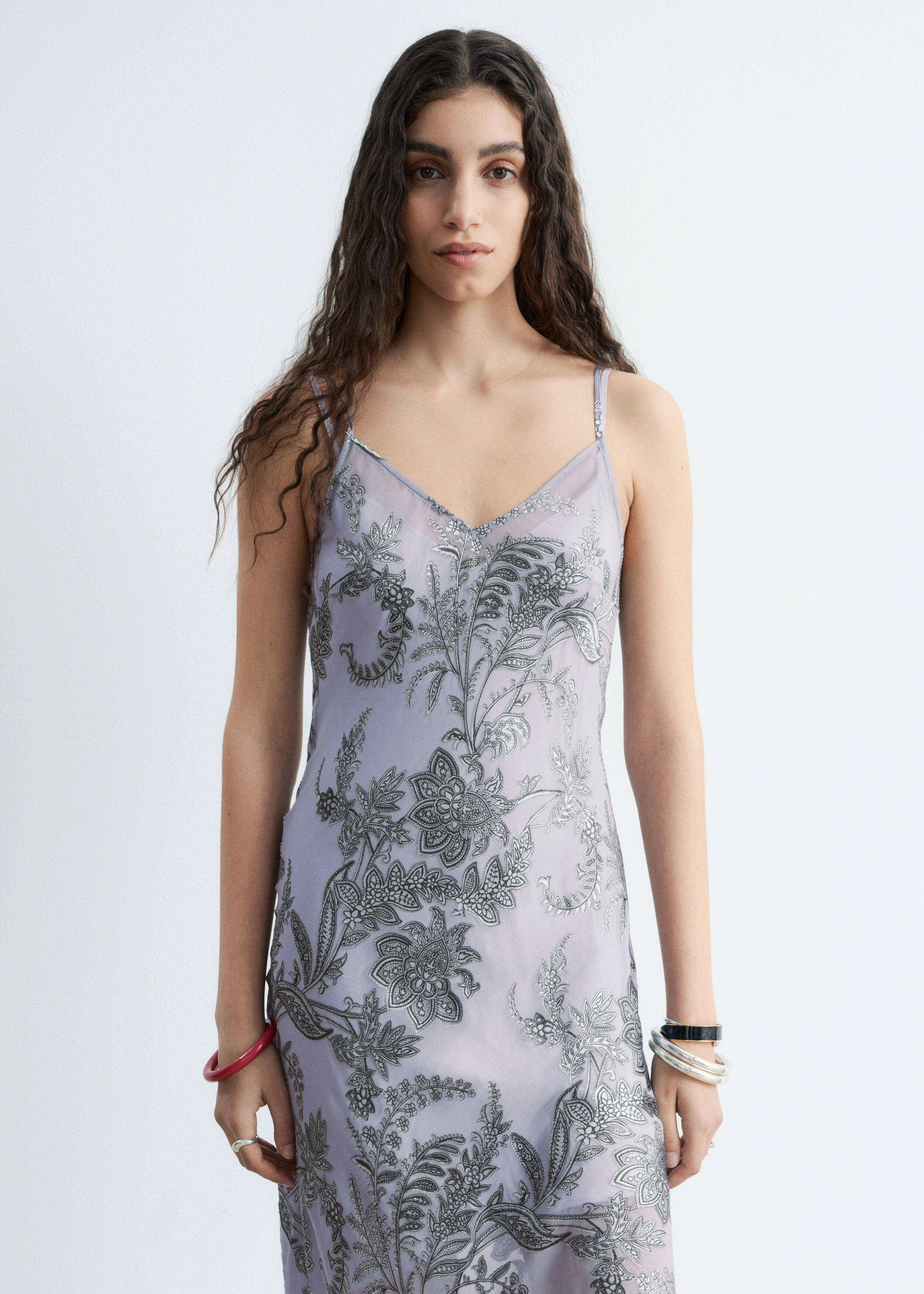 앤아더스토리즈 플로럴 스트랩 미디 드레스의 그레이/플로럴컬러 ECOMLook입니다.