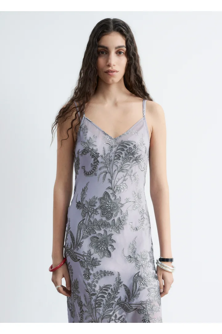 앤아더스토리즈 플로럴 스트랩 미디 드레스의 그레이/플로럴컬러 ECOMLook입니다.