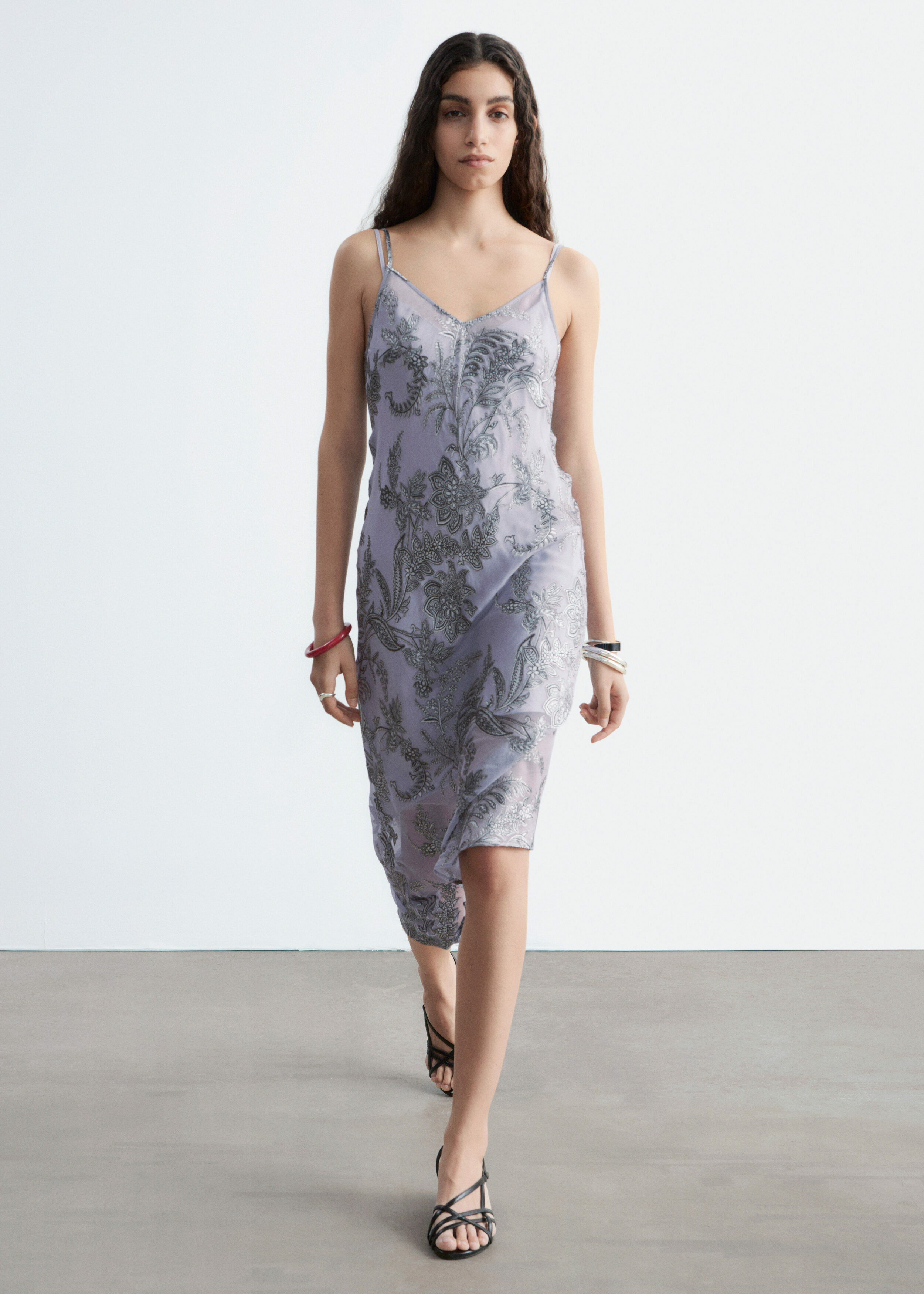 앤아더스토리즈 플로럴 스트랩 미디 드레스의 그레이/플로럴컬러 ECOMLook입니다.