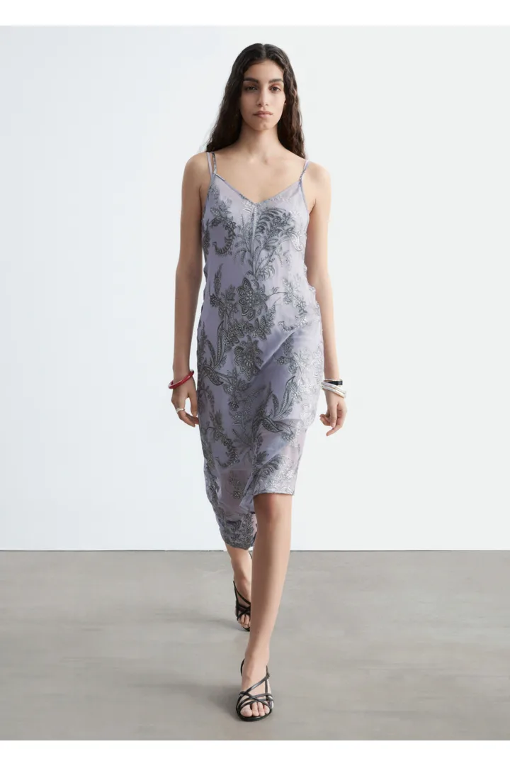 앤아더스토리즈 플로럴 스트랩 미디 드레스의 그레이/플로럴컬러 ECOMLook입니다.