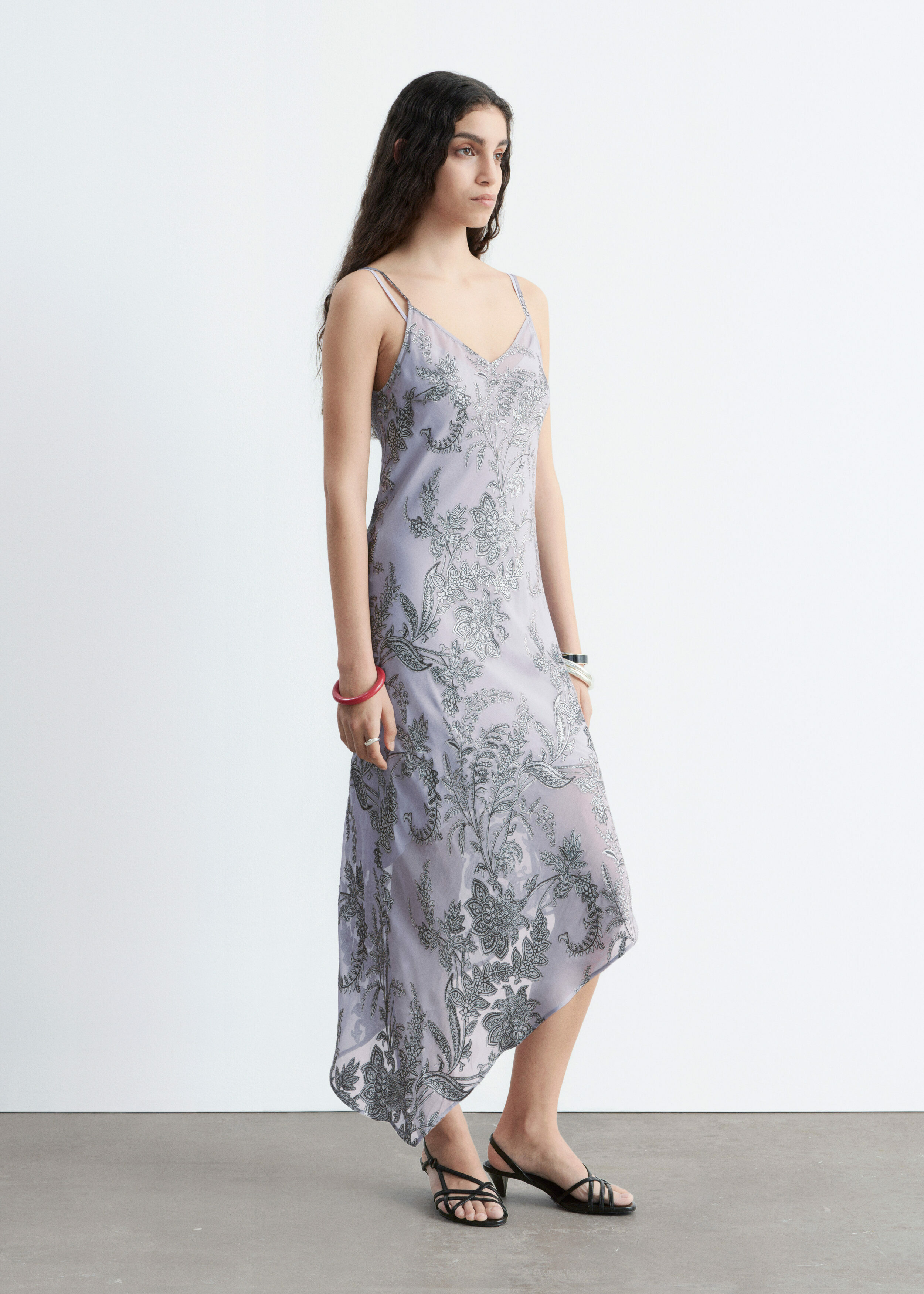 앤아더스토리즈 플로럴 스트랩 미디 드레스의 그레이/플로럴컬러 ECOMLook입니다.