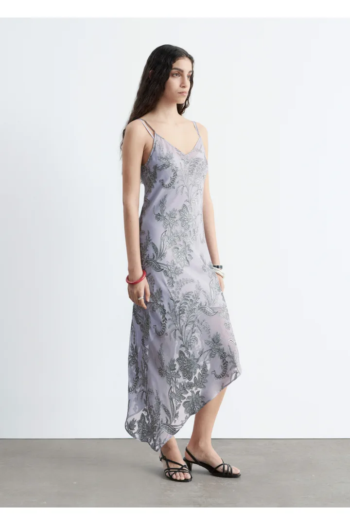 앤아더스토리즈 플로럴 스트랩 미디 드레스의 그레이/플로럴컬러 ECOMLook입니다.