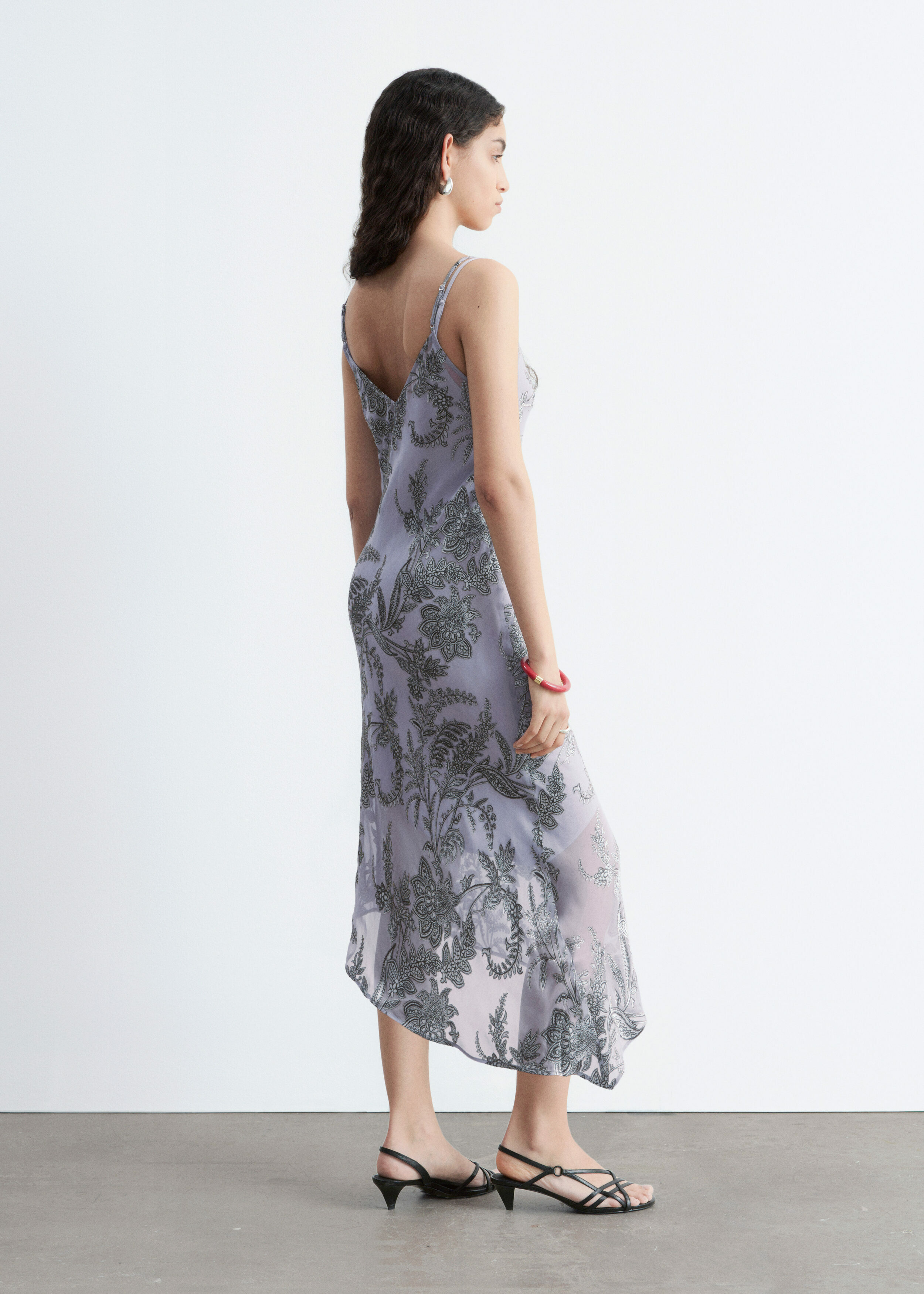 앤아더스토리즈 플로럴 스트랩 미디 드레스의 그레이/플로럴컬러 ECOMLook입니다.