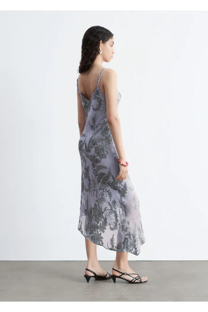 앤아더스토리즈 플로럴 스트랩 미디 드레스의 그레이/플로럴컬러 ECOMLook입니다.