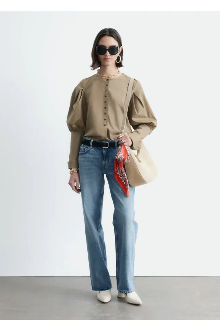 앤아더스토리즈 스트레이트 레그 진의 더스티 블루컬러 ECOMLook입니다.