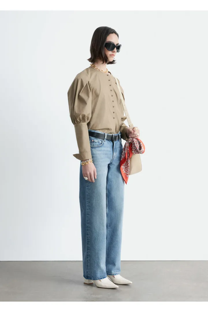 앤아더스토리즈 스트레이트 레그 진의 더스티 블루컬러 ECOMLook입니다.