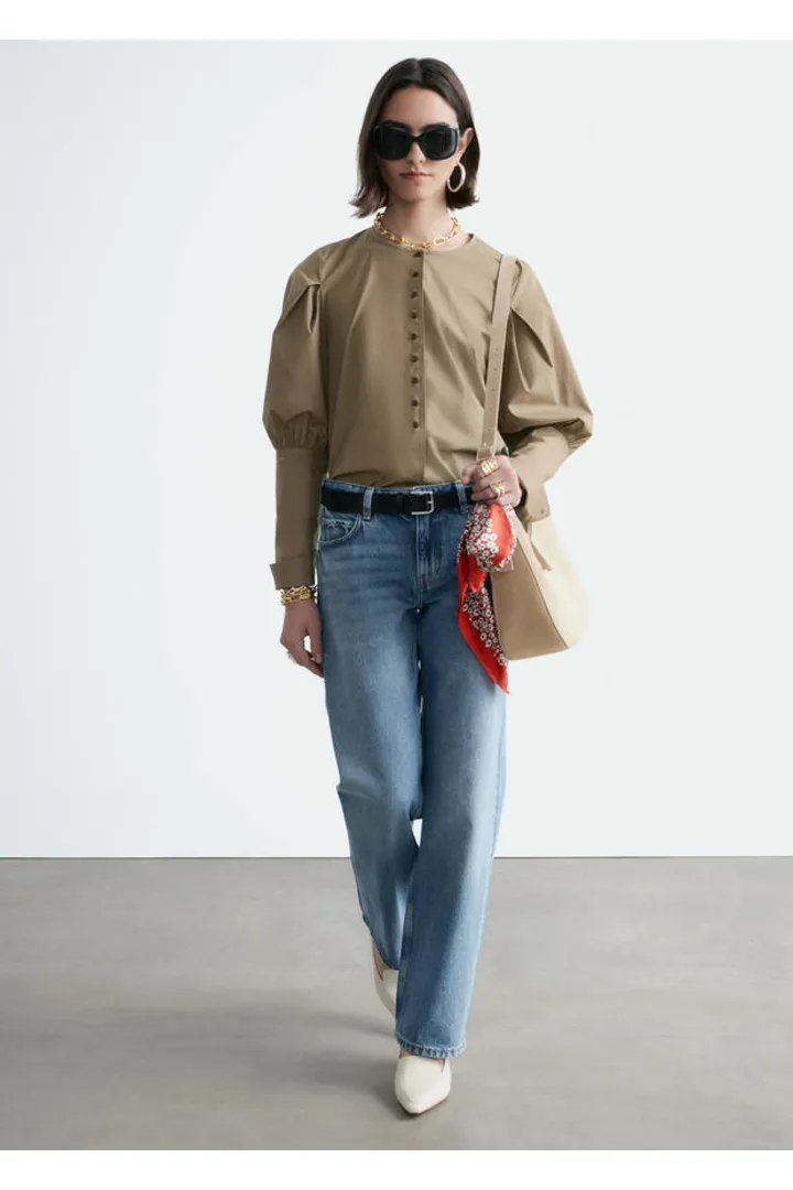 앤아더스토리즈 스트레이트 레그 진의 더스티 블루컬러 ECOMLook입니다.