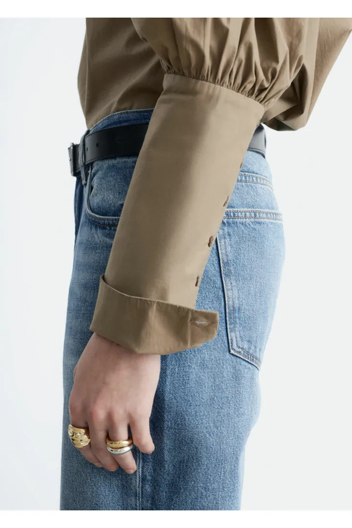 앤아더스토리즈 스트레이트 레그 진의 더스티 블루컬러 ECOMLook입니다.