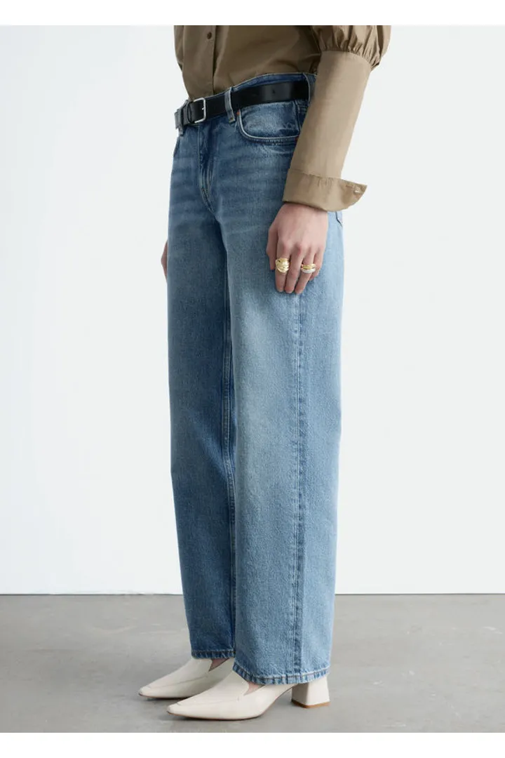 앤아더스토리즈 스트레이트 레그 진의 더스티 블루컬러 ECOMLook입니다.