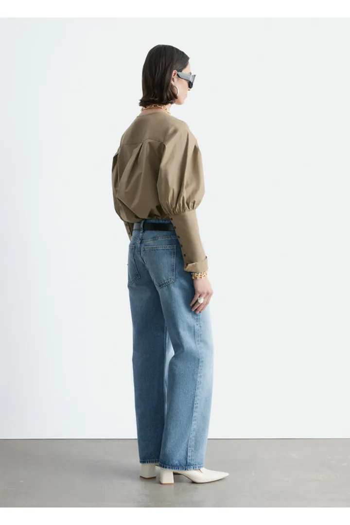 앤아더스토리즈 스트레이트 레그 진의 더스티 블루컬러 ECOMLook입니다.