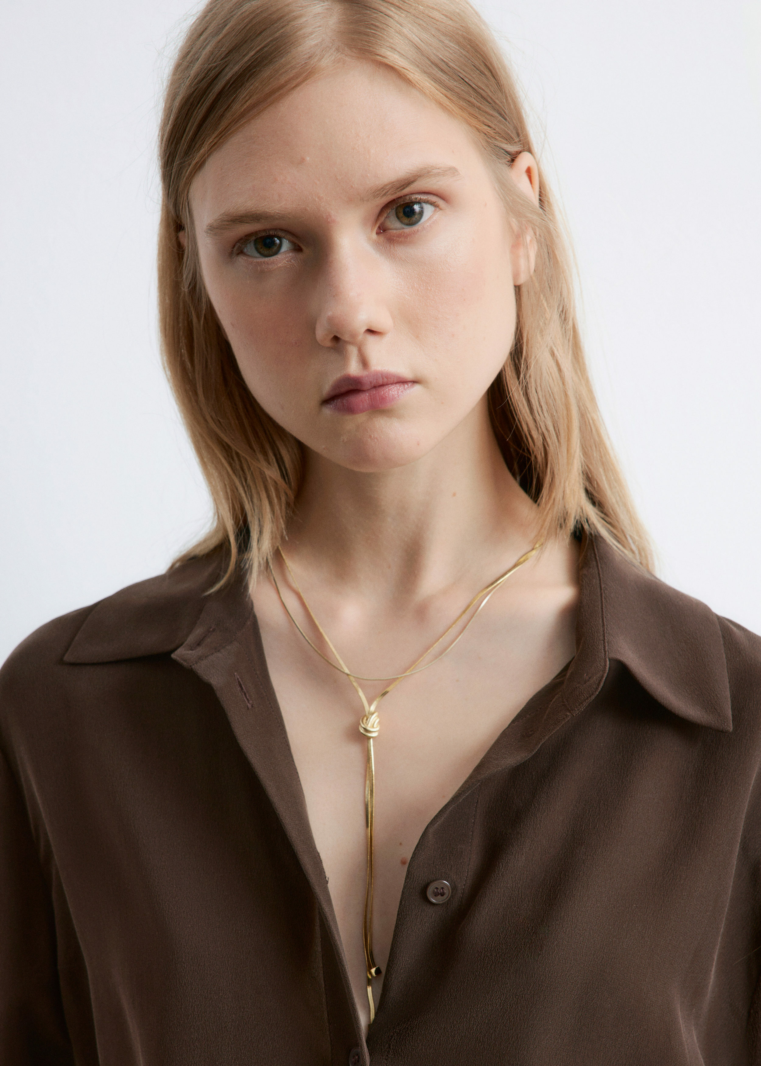 앤아더스토리즈 매듭 디테일 래리어트 네크리스의 골드컬러 ECOMLook입니다.