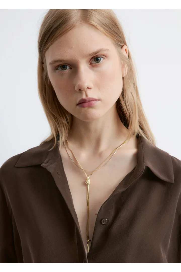 앤아더스토리즈 매듭 디테일 래리어트 네크리스의 골드컬러 ECOMLook입니다.