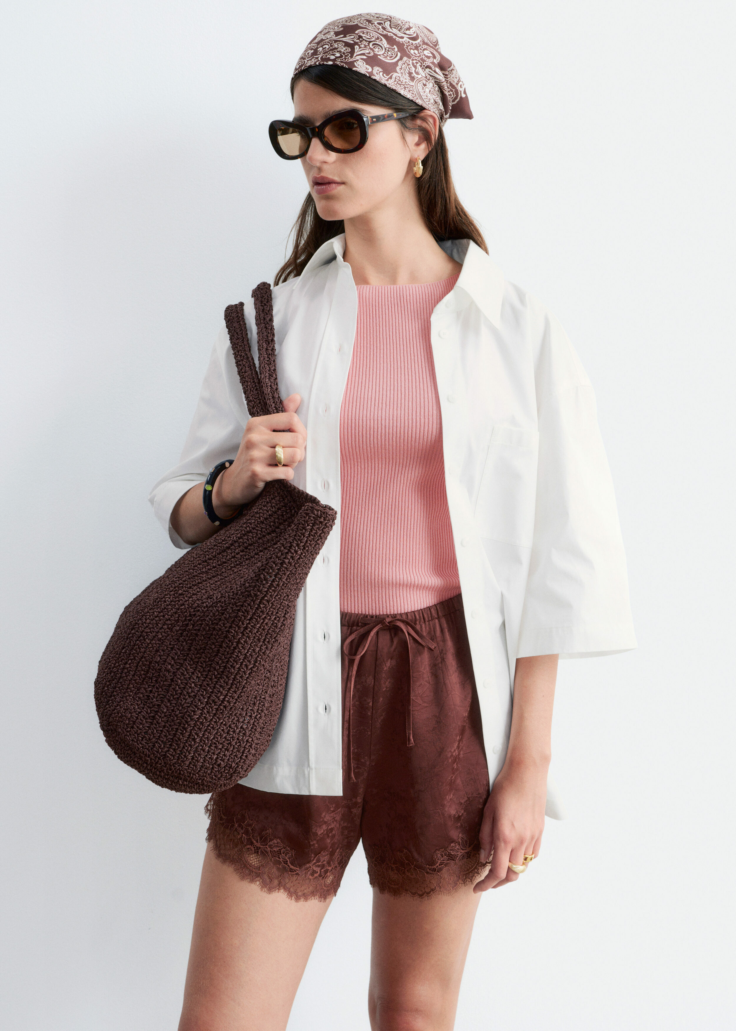 앤아더스토리즈 레이스 패널 자카드 미니 쇼츠의 다크 브라운컬러 ECOMLook입니다.