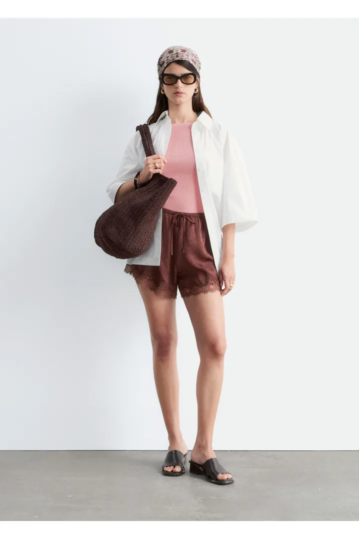 앤아더스토리즈 레이스 패널 자카드 미니 쇼츠의 다크 브라운컬러 ECOMLook입니다.