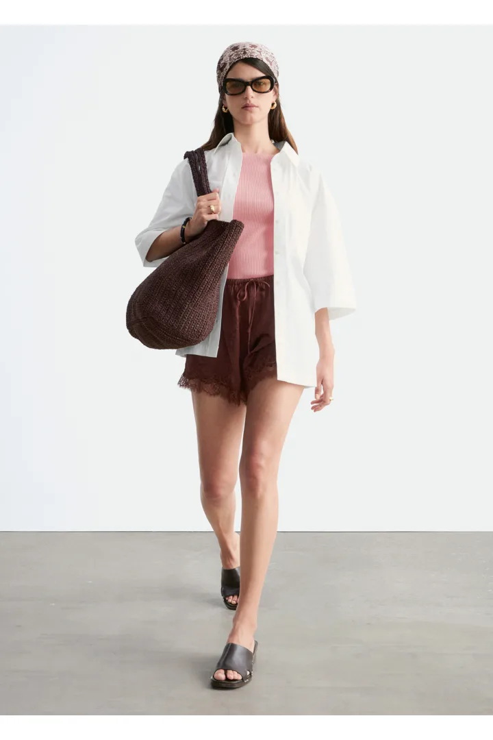 앤아더스토리즈 레이스 패널 자카드 미니 쇼츠의 다크 브라운컬러 ECOMLook입니다.