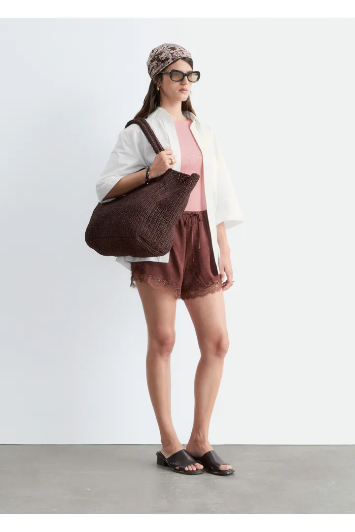 앤아더스토리즈 레이스 패널 자카드 미니 쇼츠의 다크 브라운컬러 ECOMLook입니다.