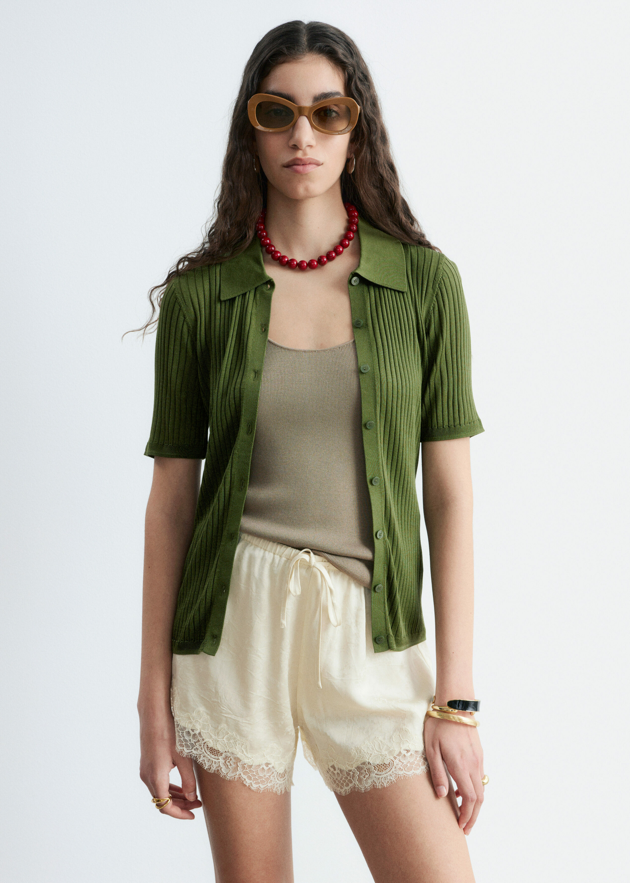 앤아더스토리즈 레이스 패널 자카드 미니 쇼츠의 라이트 베이지컬러 ECOMLook입니다.