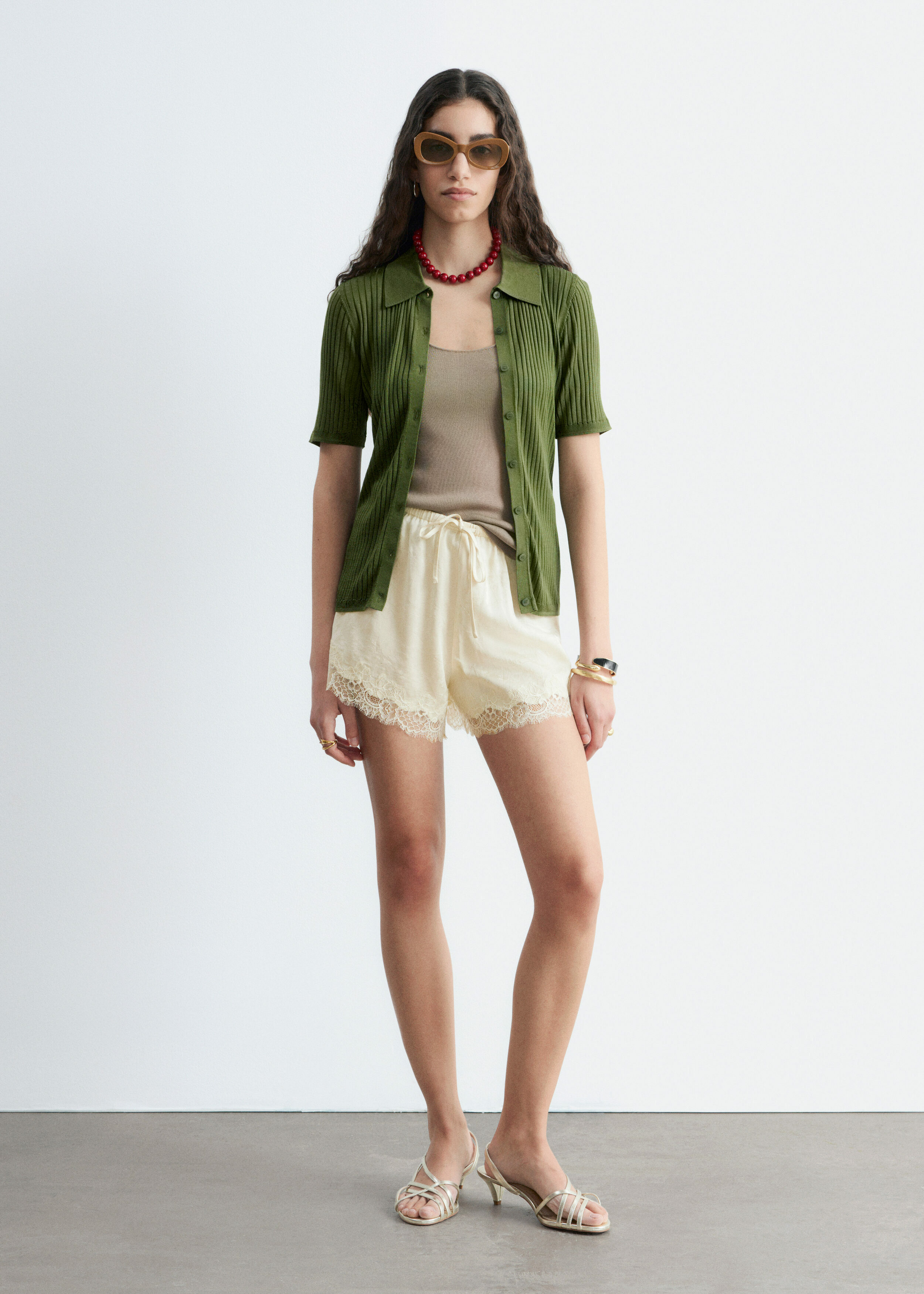 앤아더스토리즈 레이스 패널 자카드 미니 쇼츠의 라이트 베이지컬러 ECOMLook입니다.