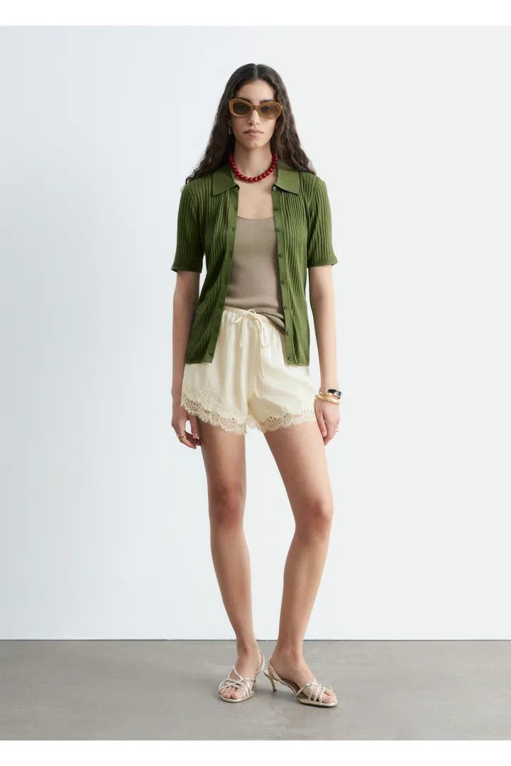 앤아더스토리즈 레이스 패널 자카드 미니 쇼츠의 라이트 베이지컬러 ECOMLook입니다.