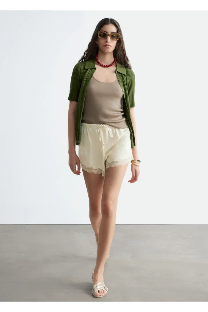 앤아더스토리즈 레이스 패널 자카드 미니 쇼츠의 라이트 베이지컬러 ECOMLook입니다.