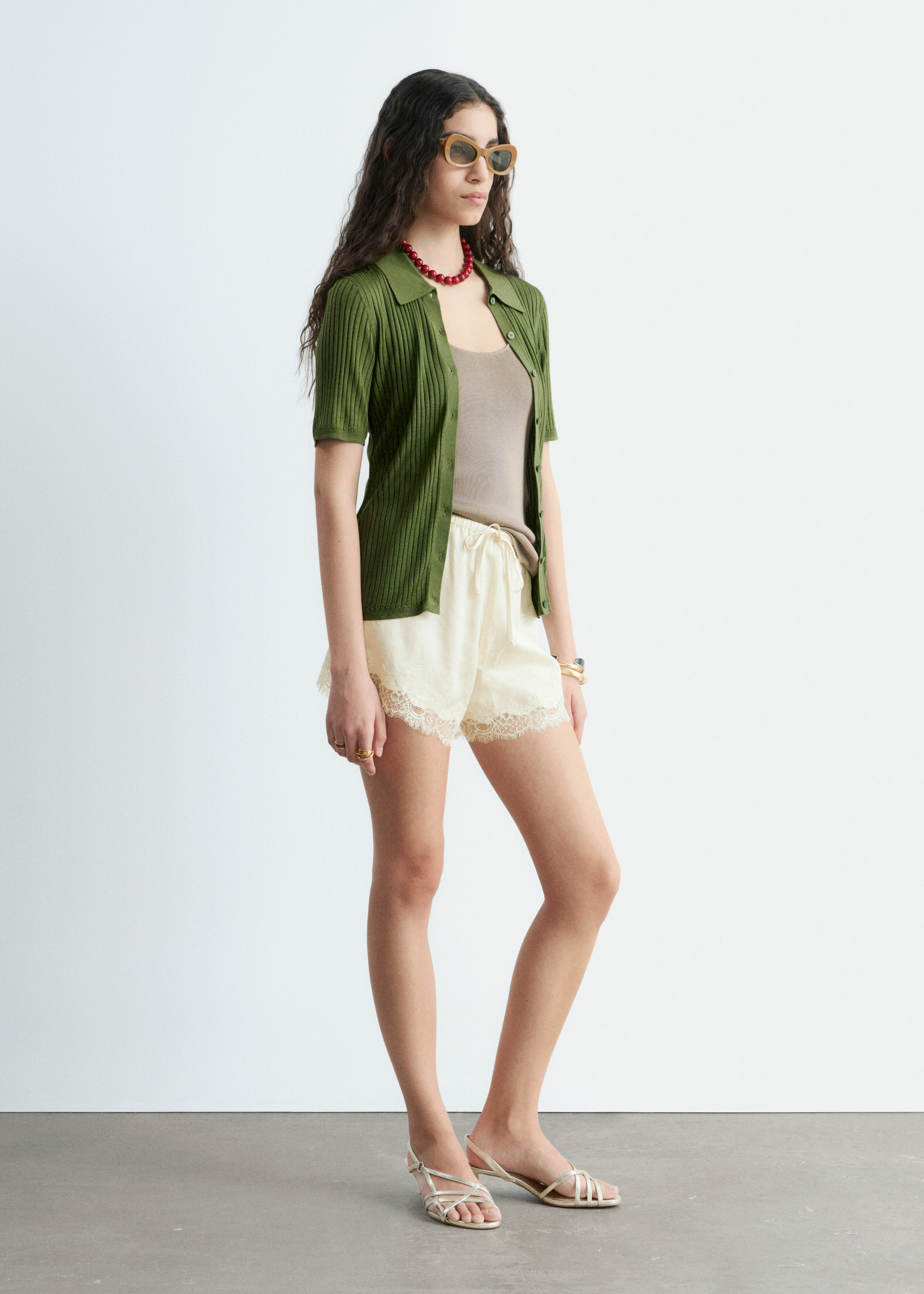 앤아더스토리즈 레이스 패널 자카드 미니 쇼츠의 라이트 베이지컬러 ECOMLook입니다.