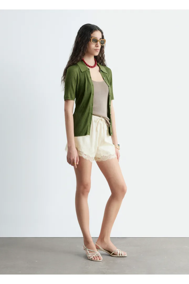 앤아더스토리즈 레이스 패널 자카드 미니 쇼츠의 라이트 베이지컬러 ECOMLook입니다.