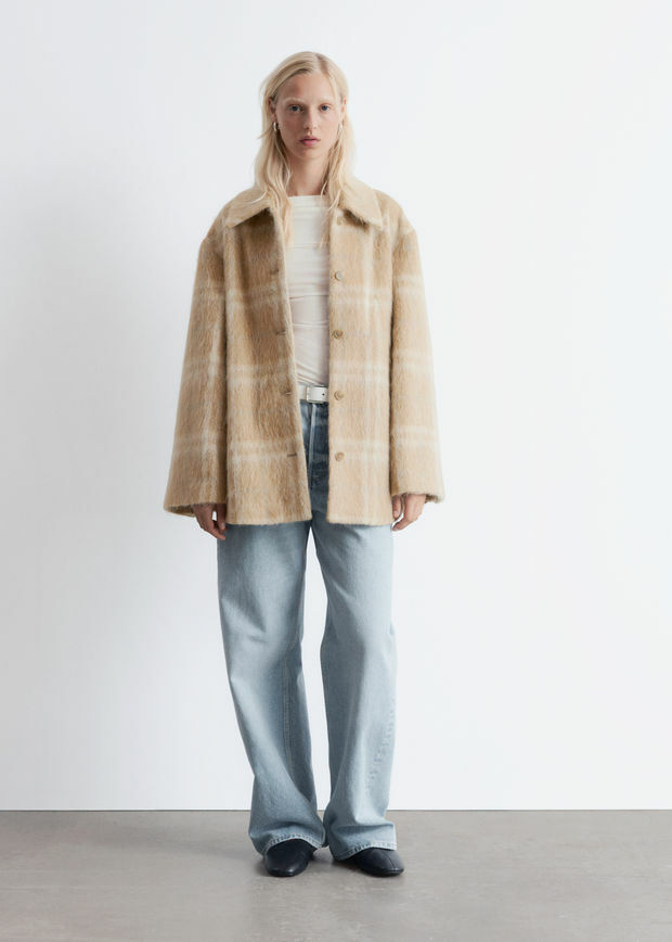 앤아더스토리즈 울 셔츠 자켓의 체크 베이지컬러 ECOMLook입니다.