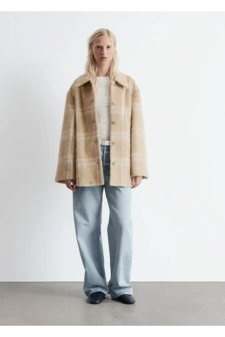 앤아더스토리즈 울 셔츠 자켓의 체크 베이지컬러 ECOMLook입니다.