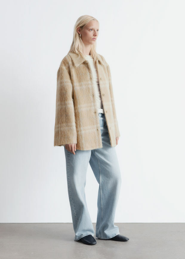 앤아더스토리즈 울 셔츠 자켓의 체크 베이지컬러 ECOMLook입니다.