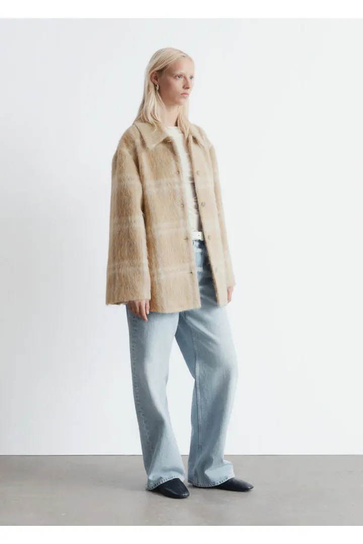 앤아더스토리즈 울 셔츠 자켓의 체크 베이지컬러 ECOMLook입니다.