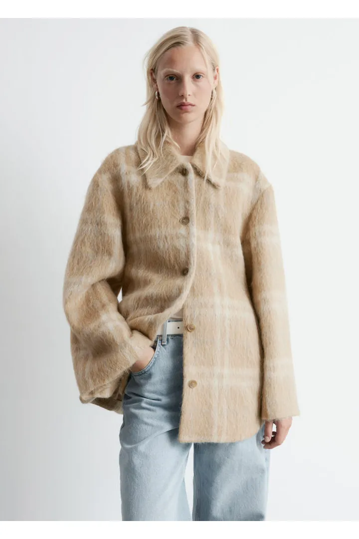 앤아더스토리즈 울 셔츠 자켓의 체크 베이지컬러 ECOMLook입니다.