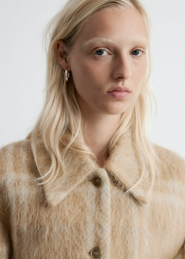 앤아더스토리즈 울 셔츠 자켓의 체크 베이지컬러 ECOMLook입니다.