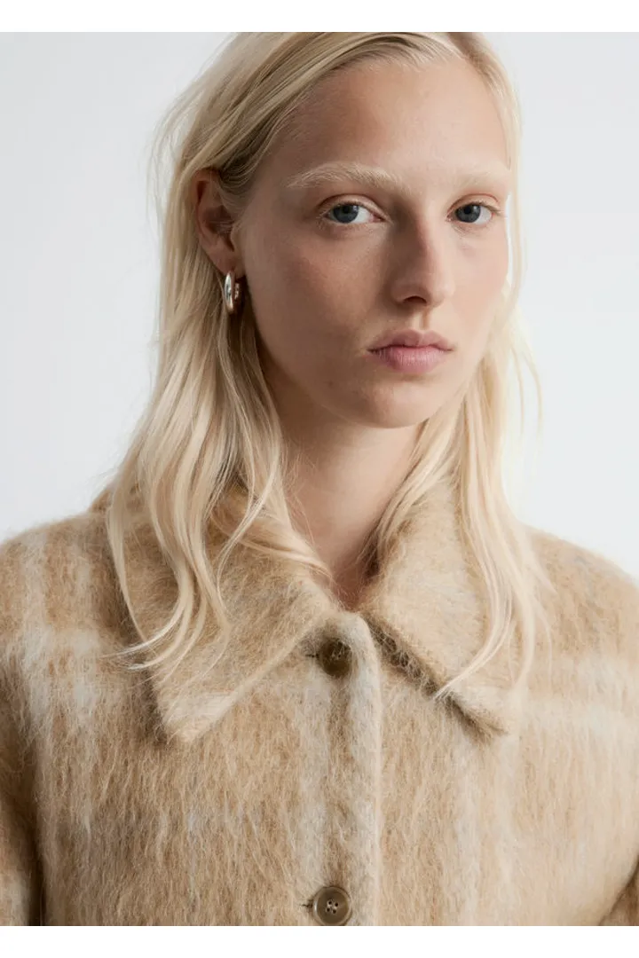 앤아더스토리즈 울 셔츠 자켓의 체크 베이지컬러 ECOMLook입니다.