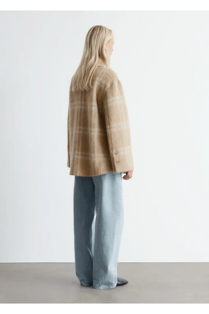 앤아더스토리즈 울 셔츠 자켓의 체크 베이지컬러 ECOMLook입니다.