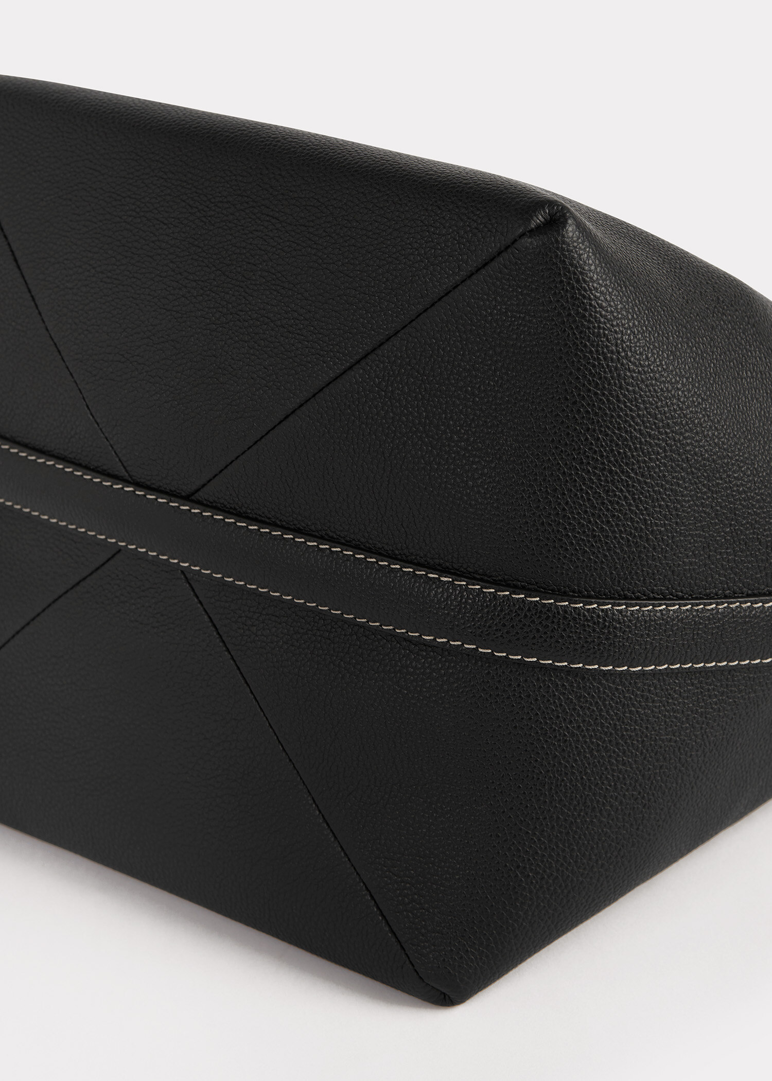 TOTEME 벨티드 토트백 블랙 그레인의 블랙 그레인컬러 6번쨰 이미지입니다.