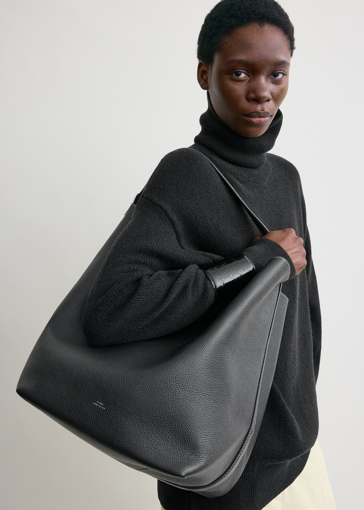 TOTEME 벨티드 토트백 블랙 그레인의 블랙 그레인컬러 2번쨰 이미지입니다.