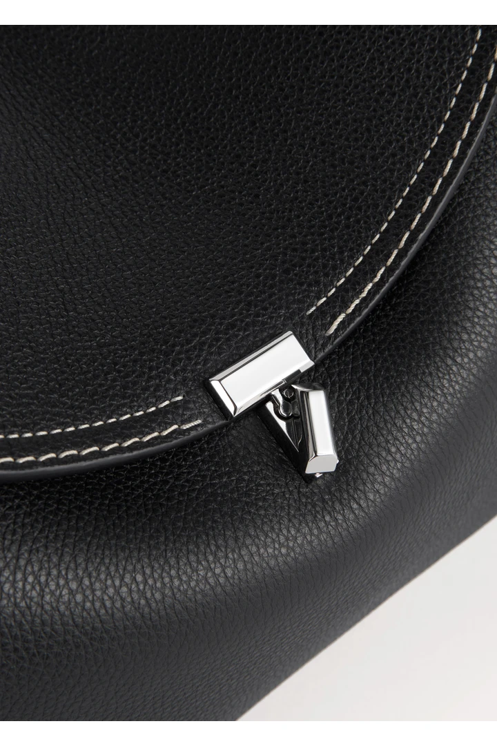 TOTEME 티-락 탑 핸들 블랙 그레인의 블랙 그레인컬러 3번쨰 이미지입니다.