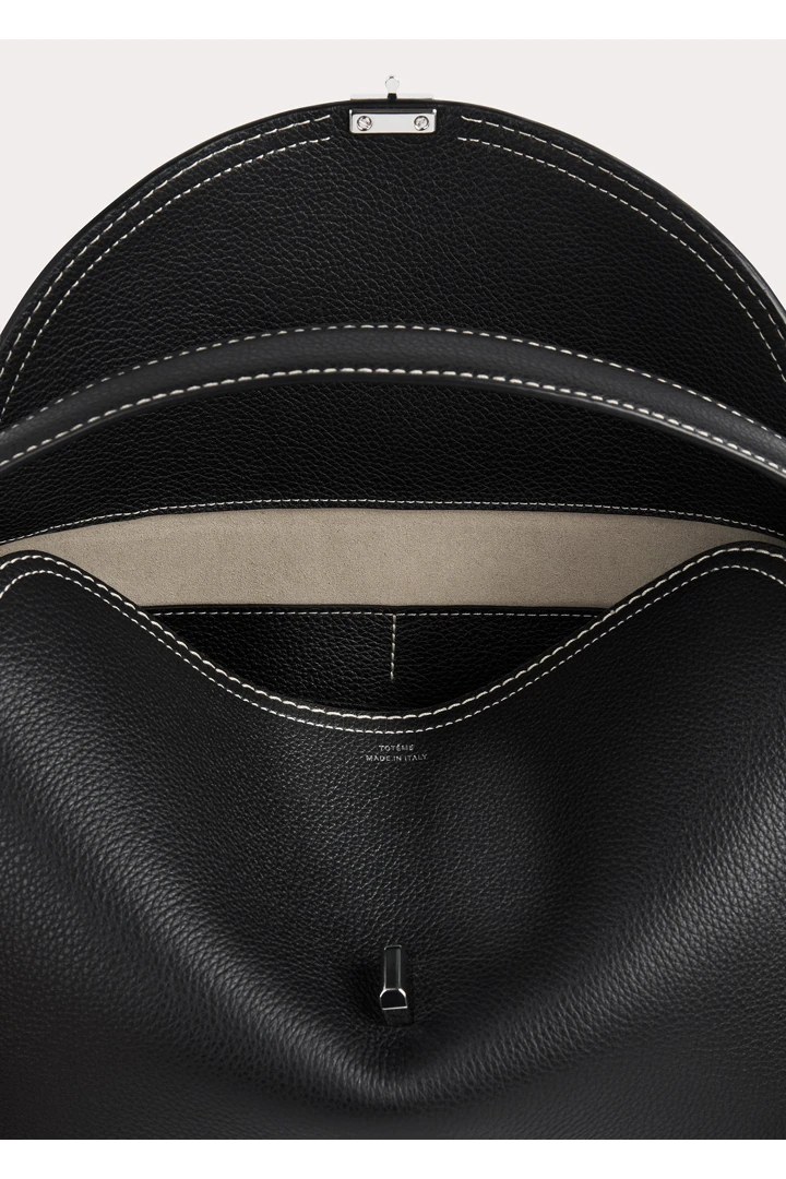 TOTEME 티-락 탑 핸들 블랙 그레인의 블랙 그레인컬러 4번쨰 이미지입니다.