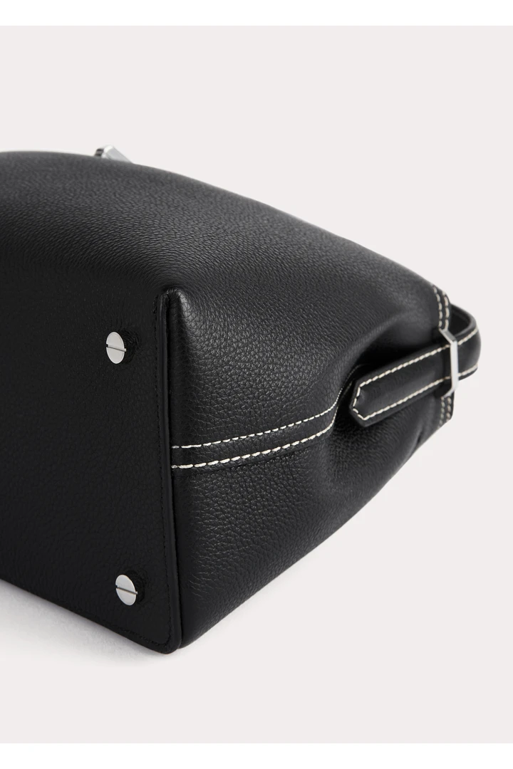 TOTEME 티-락 탑 핸들 블랙 그레인의 블랙 그레인컬러 5번쨰 이미지입니다.