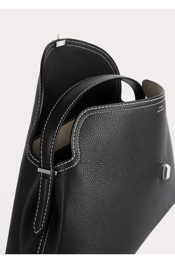 TOTEME 티-락 탑 핸들 블랙 그레인의 블랙 그레인컬러 6번쨰 이미지입니다.