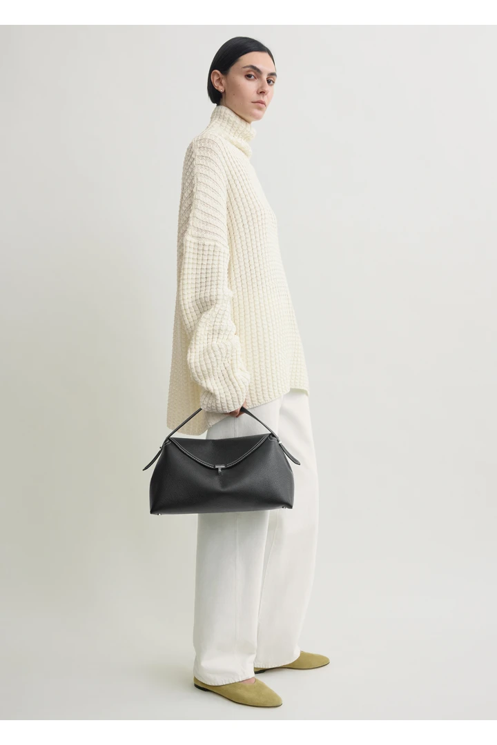 TOTEME 티-락 탑 핸들 블랙 그레인의 블랙 그레인컬러 1번쨰 이미지입니다.