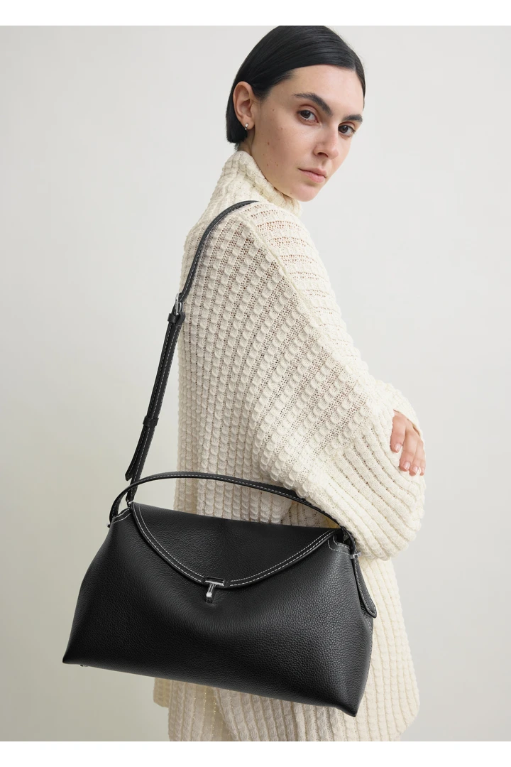 TOTEME 티-락 탑 핸들 블랙 그레인의 블랙 그레인컬러 2번쨰 이미지입니다.