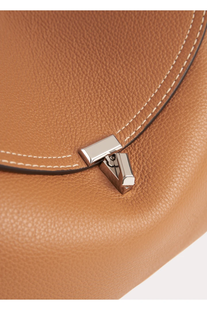 TOTEME 티-락 탑 핸들 탄 그레인의 탄 그레인컬러 3번쨰 이미지입니다.