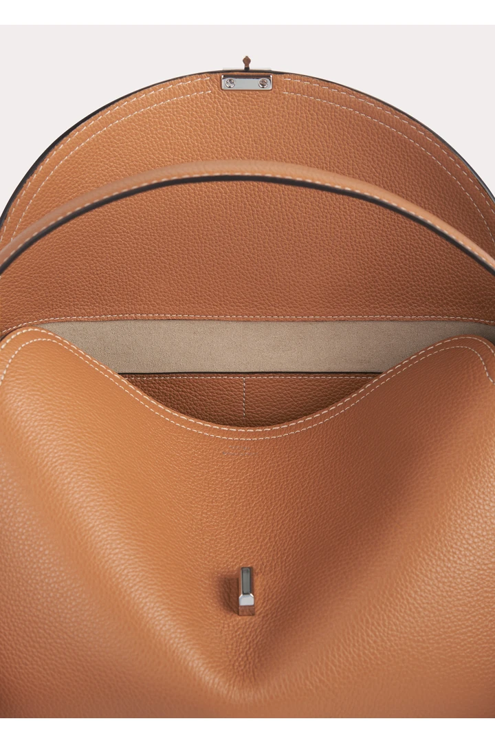 TOTEME 티-락 탑 핸들 탄 그레인의 탄 그레인컬러 4번쨰 이미지입니다.