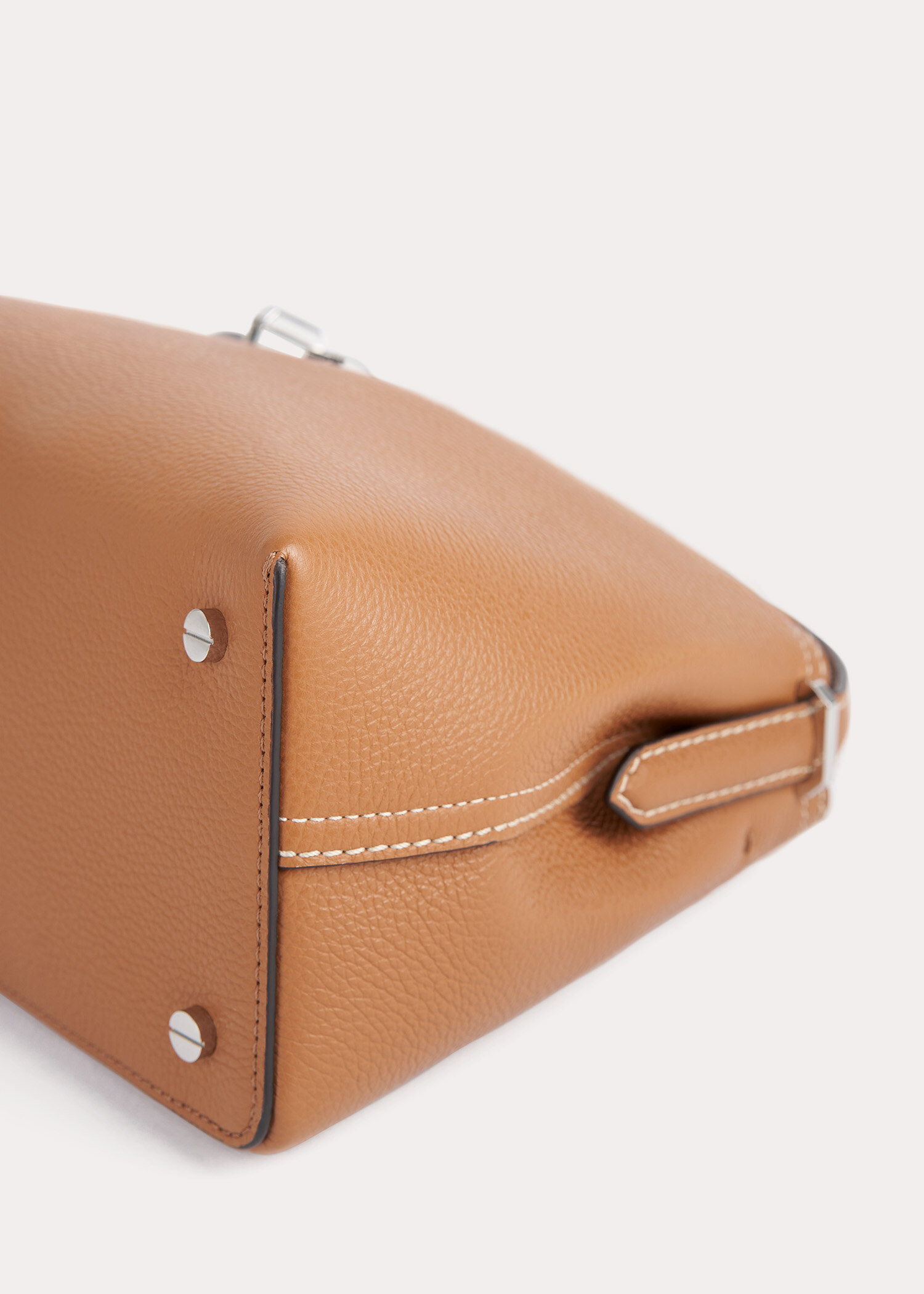 TOTEME 티-락 탑 핸들 탄 그레인의 탄 그레인컬러 5번쨰 이미지입니다.