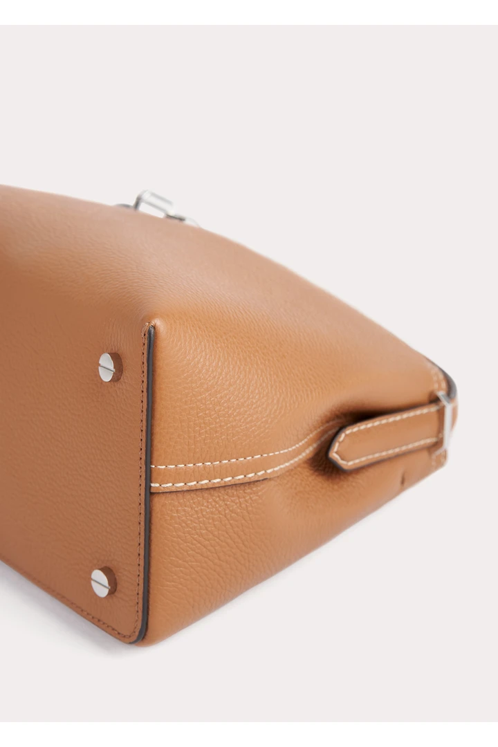 TOTEME 티-락 탑 핸들 탄 그레인의 탄 그레인컬러 5번쨰 이미지입니다.