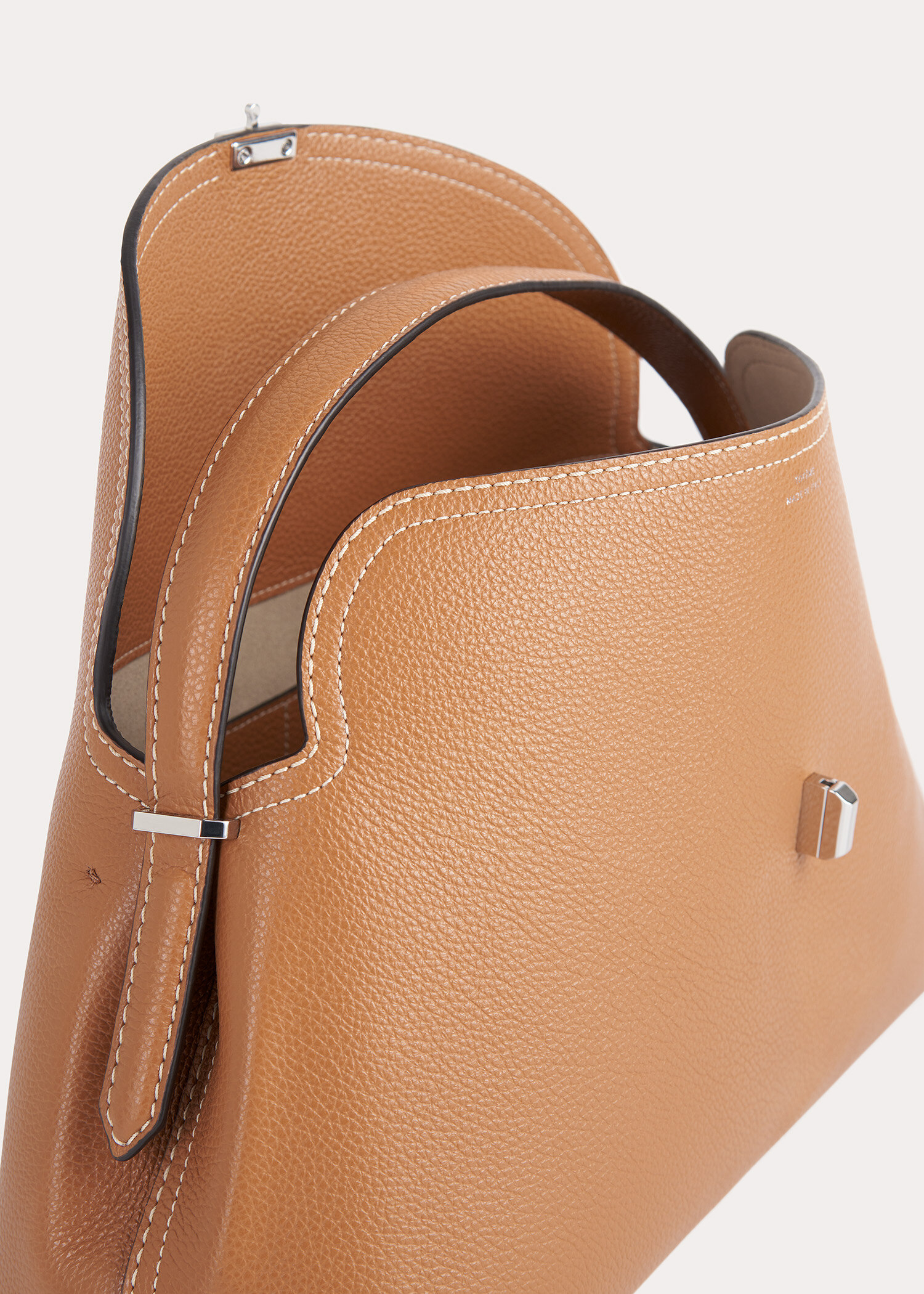 TOTEME 티-락 탑 핸들 탄 그레인의 탄 그레인컬러 6번쨰 이미지입니다.