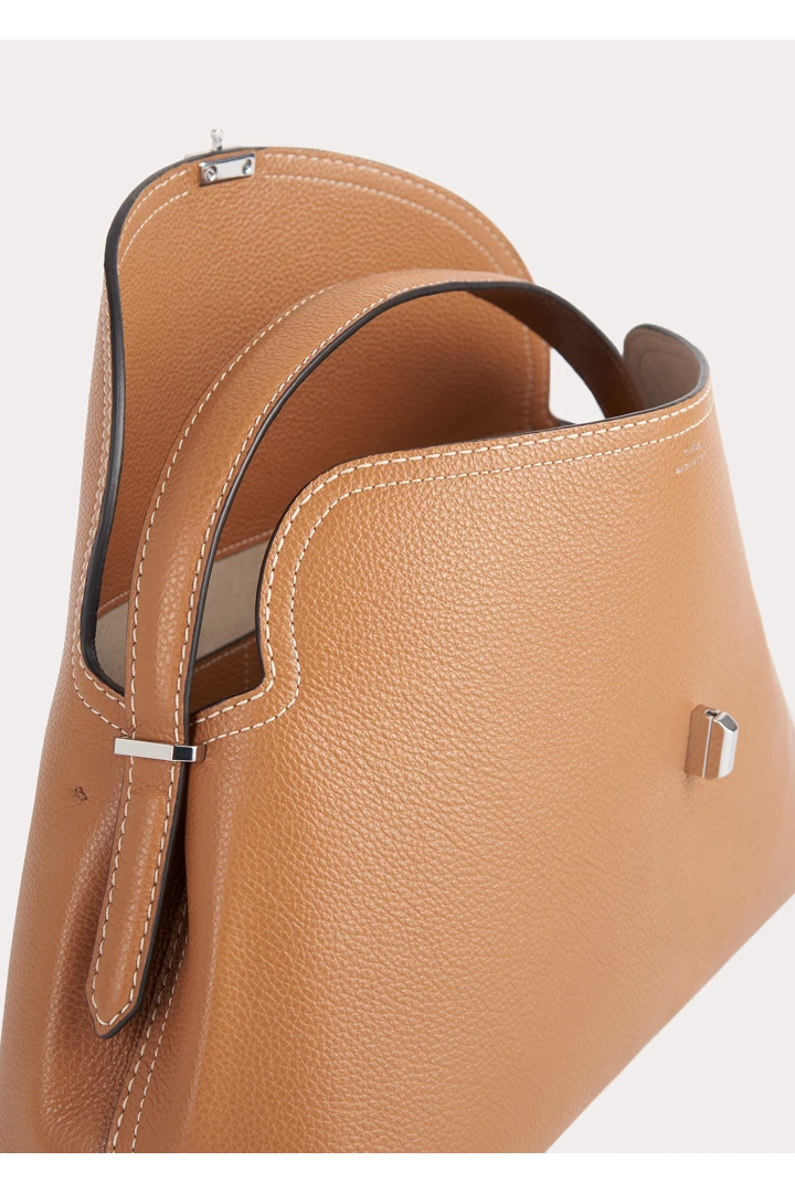 TOTEME 티-락 탑 핸들 탄 그레인의 탄 그레인컬러 6번쨰 이미지입니다.