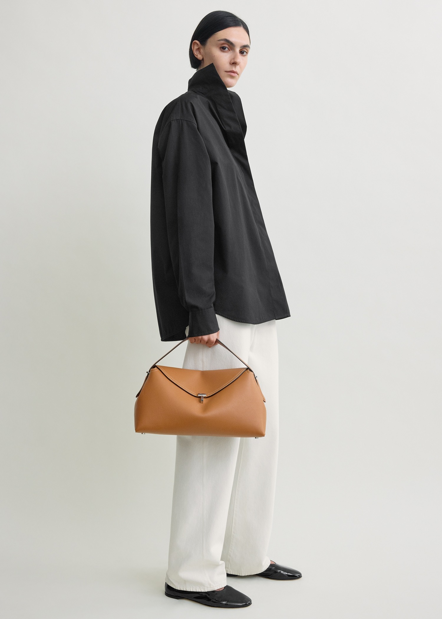 TOTEME 티-락 탑 핸들 탄 그레인의 탄 그레인컬러 1번쨰 이미지입니다.